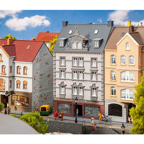 Faller H0 130705 Stadthaus mit Reparaturwerkstatt